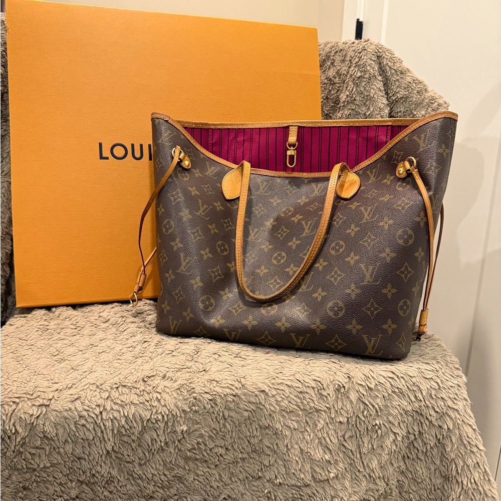 Authentic, gently used Neverfull MM with Peony interior. 🩷🔥😍